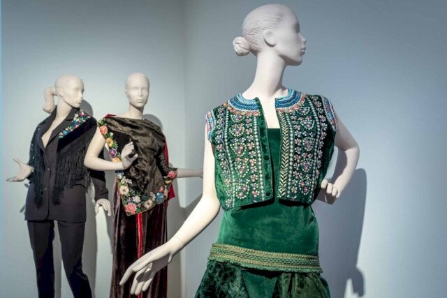 KÖZÖS – Múltból szőtt jövő: Divatkiállítás Eszterházán