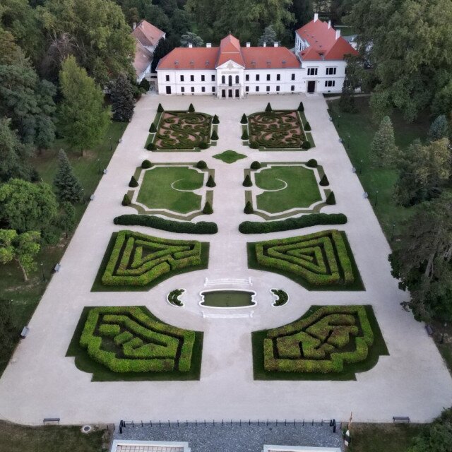 Kutyakiállítás a Széchenyi-kastély parkjában